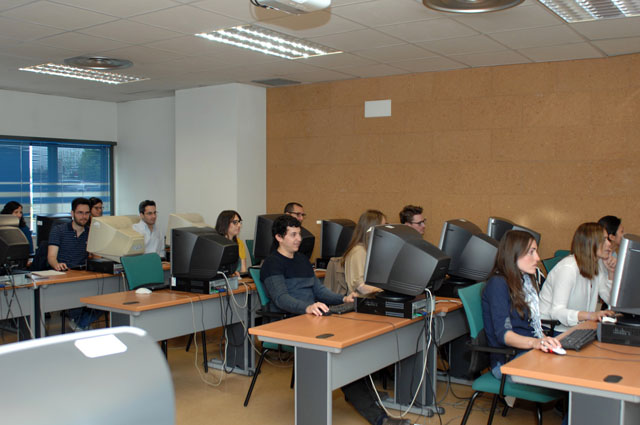 Residentes de Traumatología realizando el examen