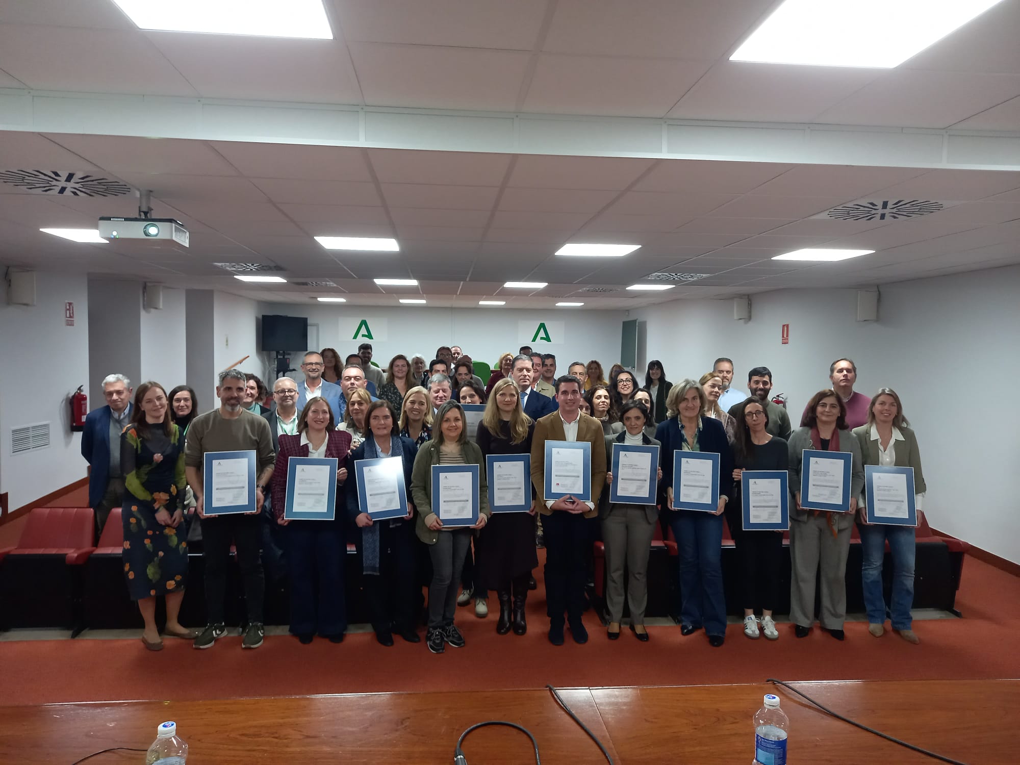 Acto de entrega certificación 12 unidades delegación de Cádiz