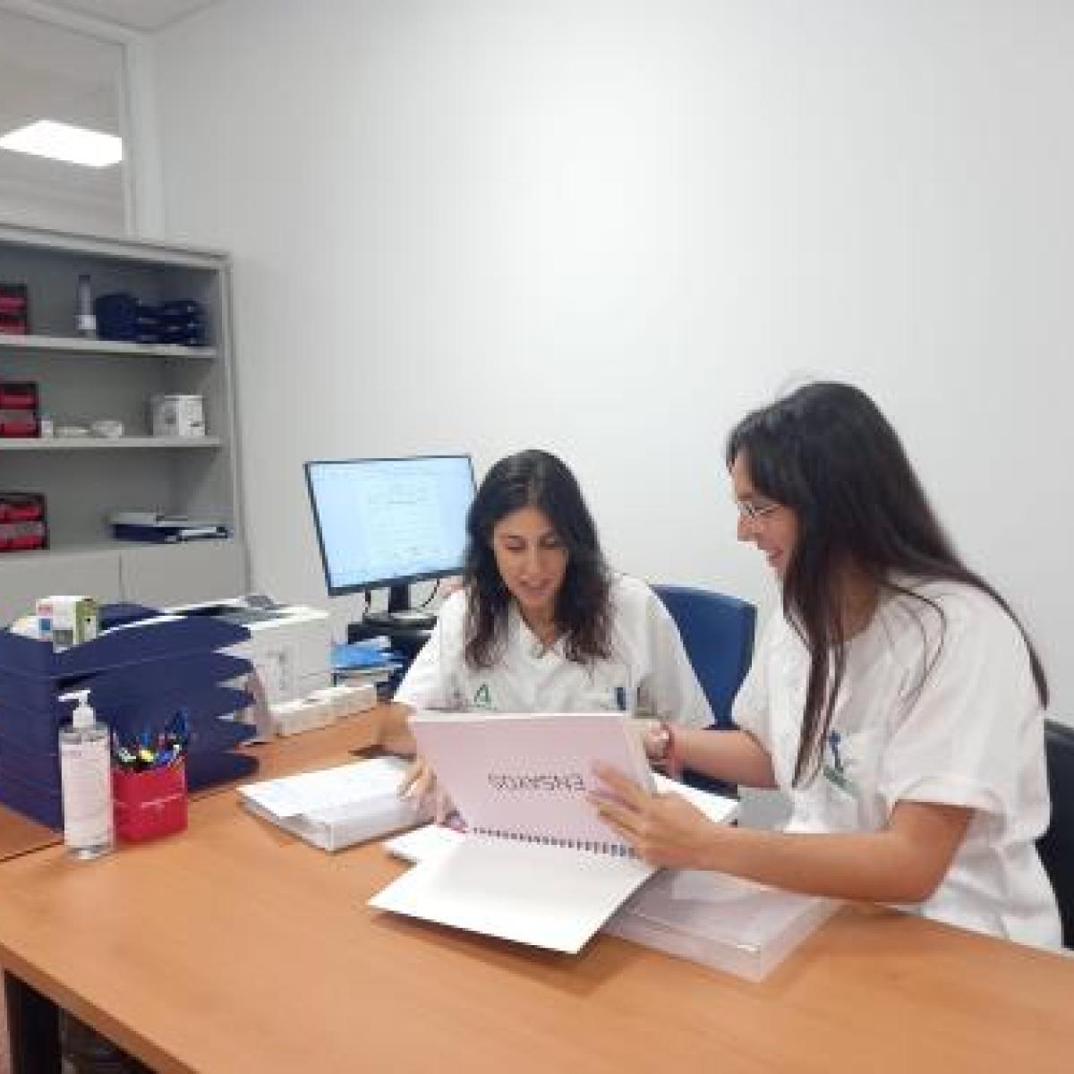 Personal sanitario en consulta de logopeda