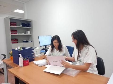 Personal sanitario en consulta de logopeda