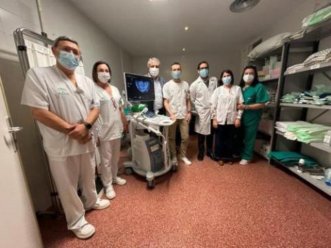 Personal sanitario junto a nuevo ecógrafo