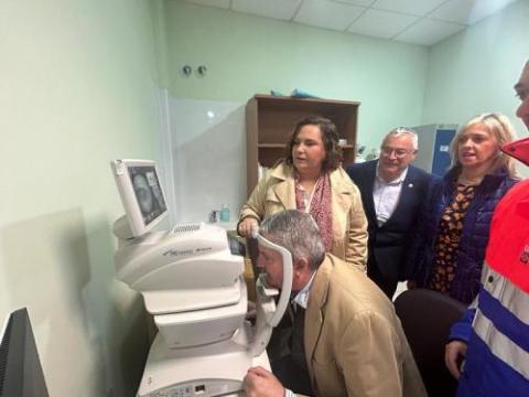 El delegado de Salud junto a personal del centro de Salud de Garrucha revisando un retinógrafo