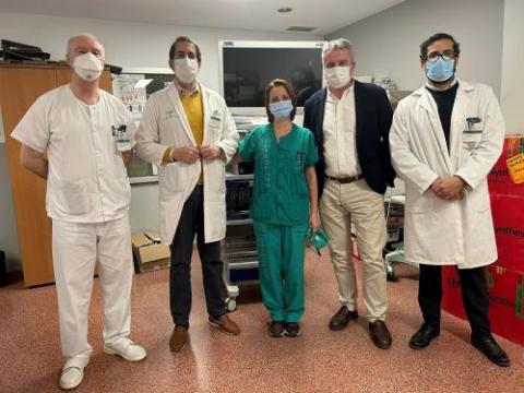 Personal sanitario junto a nueva torre quirúrgica 4K