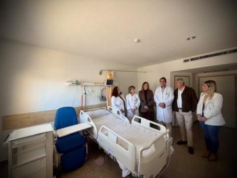 Personas revisando equipamiento del Hospital La Inmaculada