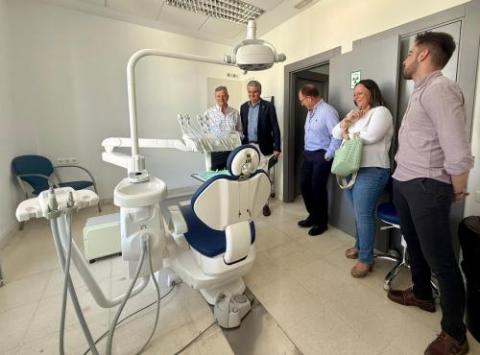 Personas visitando los nuevos espacios del centro de salud de Vélez Rubio
