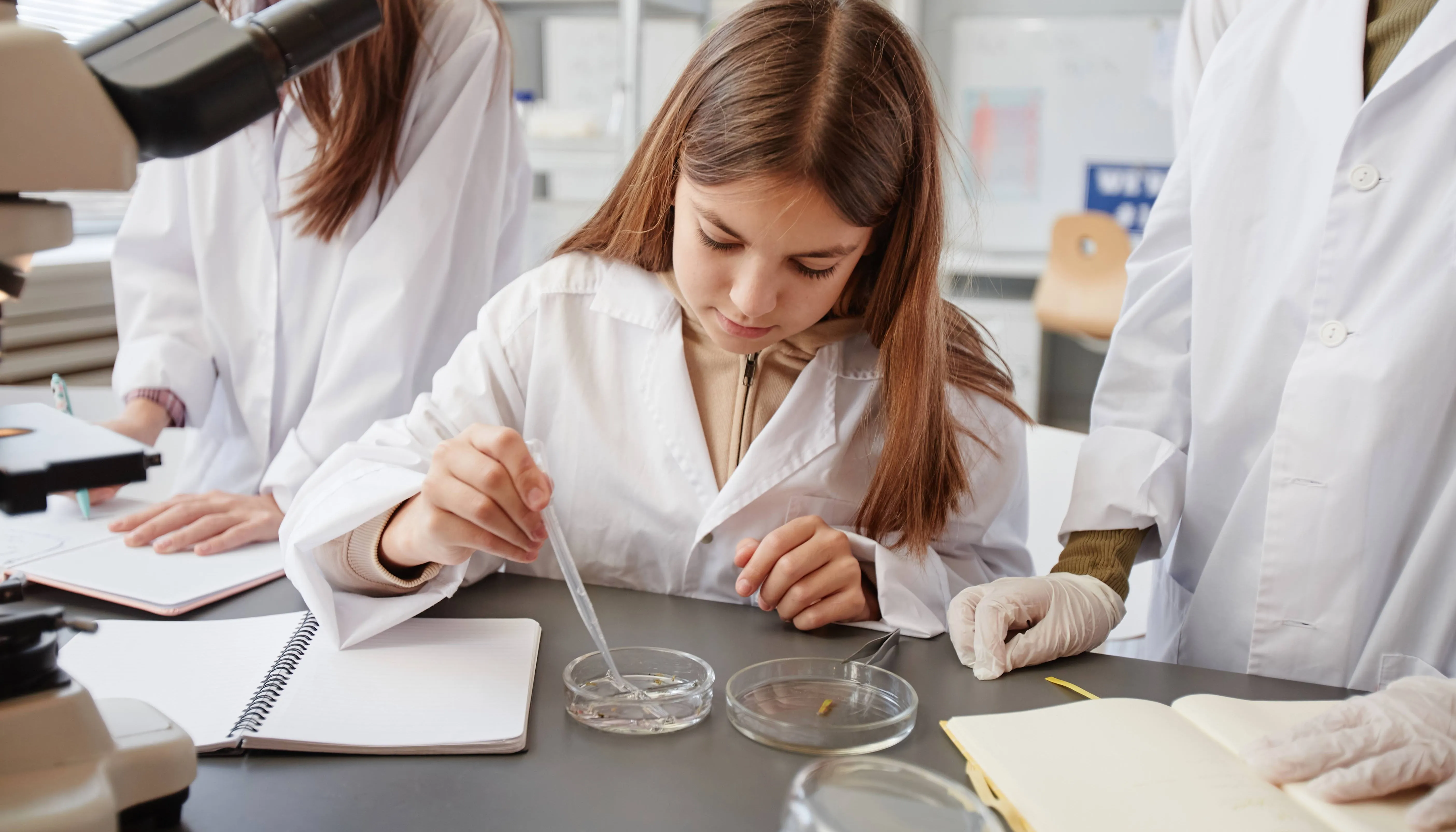Niña y ciencia