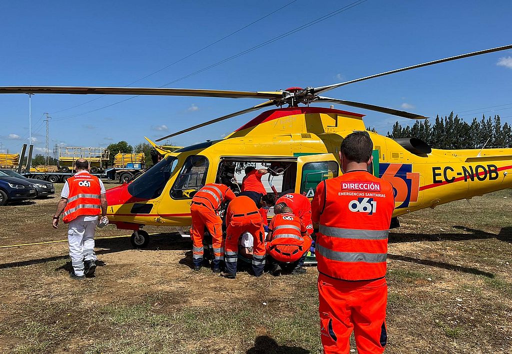 Imagen de una asistencia sanitaria con el helicóptero del 061 en el dispositivo de riesgo previsible de El Rocío 2024