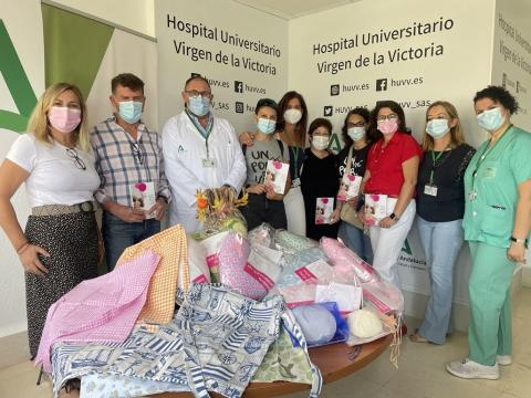 Las mujeres mastectomizadas del Hospital Clínico de Málaga reciben material solidario por parte de la asociación ¿Un sí por la Vida¿