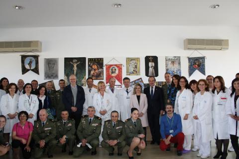 Los menores ingresados en el Hospital Materno Infantil reciben la visita de la Brigada Paracaidista y las Reales Cofradías Fusionadas  