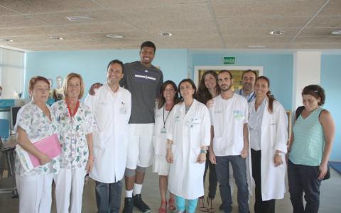 noticia-visita-Ray-Gay-al-hospital-materno.jpg El jugador de la NBA, Rudy Gay, visita a los niños y niñas del Hospital Materno Infantil de Málaga