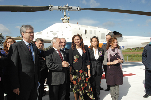 Autoridades en la inauguración del helipuerto situado en terrenos del hospital.