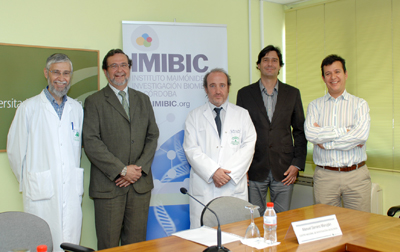 Responsables del IMIBIC y del hospital en la clausura del ciclo de seminarios del instituto.