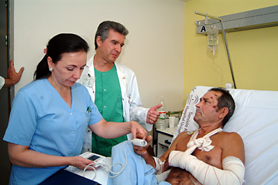 El doctor Salvatierra, y la enfermera, con uno de los pacientes.