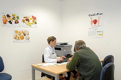 La nutricionista explica su dieta a uno de sus pacientes.