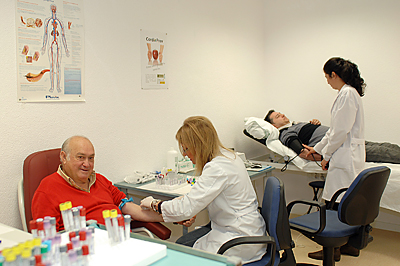 Extracción de sangre y reconocimiento a los pacientes.