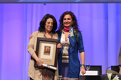 La consejera de Salud entrega el premio a la doctora Herrera