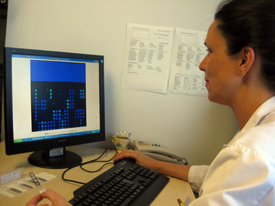 Alergóloga del Hospital Reina Sofía leyendo resultados de un diagnóstico molecular.