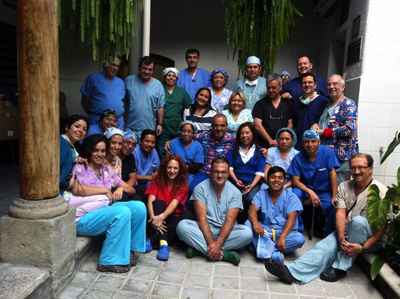 El cirujano José Gómez Barbadillo, sentado en el centro -en el suelo- junto a profesionales de Guatemala.