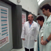 Directivos del hospital leen los mensajes de '100 razones para donar'.