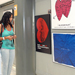 Paciente y usuaria observan los carteles de 'To be continued'.