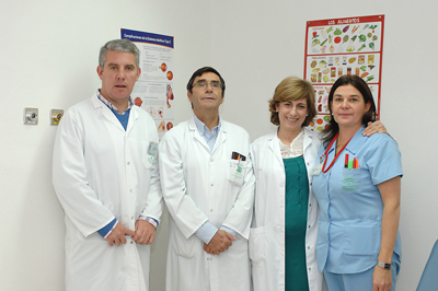 El responsable de Endocrinología, en el centro, junto a otros profesionales que atienden la diabetes.