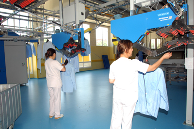 Profesionales trabajando en la lavandería provincial del Hospital Reina Sofía.