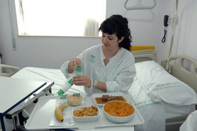 Profesionales trabajando en la lavandería provincial del Hospital Reina Sofía.