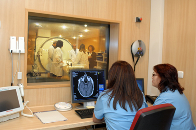 Responsables sanitarios visitan la nueva sala de resonancia magnética.