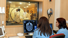 Responsables sanitarios visitan la nueva sala de resonancia magnética