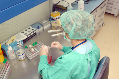 Profesional trabajando en el laboratorio de terapia celular del Reina Sofía