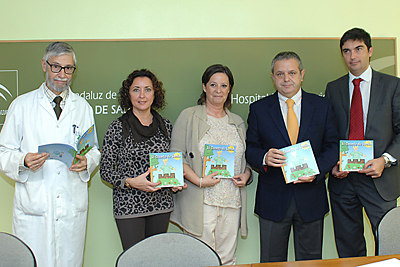 La autora del libro, en el centro, junto a responsables políticos y de investigación