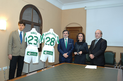 Los jugadores del Córdoba CF promocionan la donación de órganos en sus equipaciones
