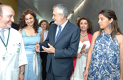 El presidente Griñán, acompañado de autoridades, durante la inauguración del centro sanitario Castilla del Pino.
