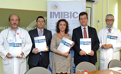 María Isabel Baena, junto a reponsables sanitarios, en la presentación de la memoria anual del IMIBIC.