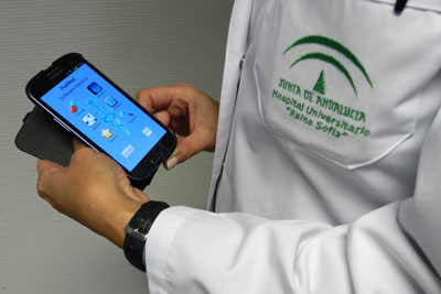 Un profesional del hospital usando la aplicación