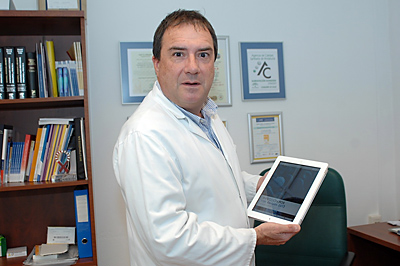 Antonio Rivero con su nuevo libro sobre VIH.