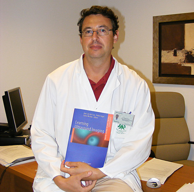 El doctor Seguí muestra el libro del que es coautor