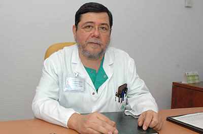 El neumólogo Francisco Santos en su consulta.