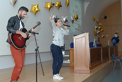 La cantante Roko actuó para los niños que acudieron a la presentación de 'El sueño de Greta'