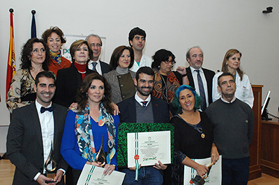 Los galardonados, junto a la consejera y otros responsables sanitarios en la entrega de los premios periodísticos Luis Portero