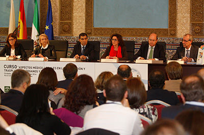 La delegada de Igualdad, en el centro, durante la mesa inaugural del curso