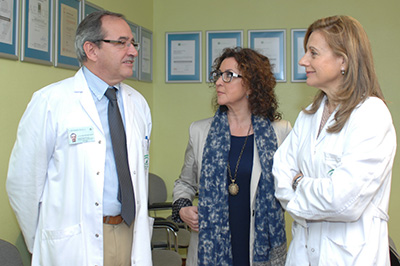 El doctor Arjona, junto a la delegada de Igualdad y la directora gerente del hospital