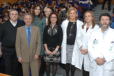 La delegada de Igualdad, en el centro, junto a otros responsables sanitarios en el Hospital Reina Sofía