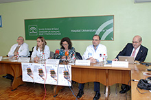 Mª Isabel Baena, en el centro, junto a la gerente del hospital y dermatólogos