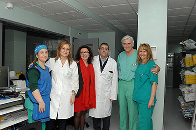 La delegada de Igualdad, Salud y Políticas Sociales (centro) visitó la nueva sala junto a responsables sanitarios