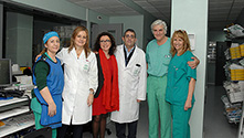 La delegada de Igualdad, Salud y Políticas Sociales (centro) visitó la nueva sala junto a responsables sanitarios.