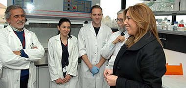 La presidente con investigadores del hospital y del IMBIC