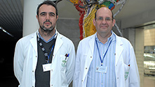 Los cirujanos Rubén Ciria y Javier Briceño.