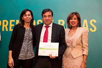 El doctor Aranda al recibir la financiación para llevar a cabo el estudio.