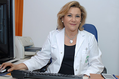 La doctora Salcedo en su mesa de trabajo